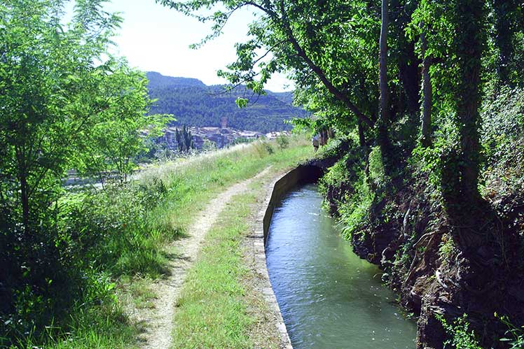 La acequia con Sallent al fondo